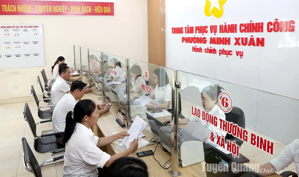 Cán bộ Trung tâm Phục vụ hành chính công phường Minh Xuân hướng dẫn người dân thực hiện thủ tục hành chính. Ảnh: Lý Thu Cán bộ Trung tâm Phục vụ hành chính công phường Minh Xuân hướng dẫn người dân thực hiện thủ tục hành chính. Ảnh: Lý Thu