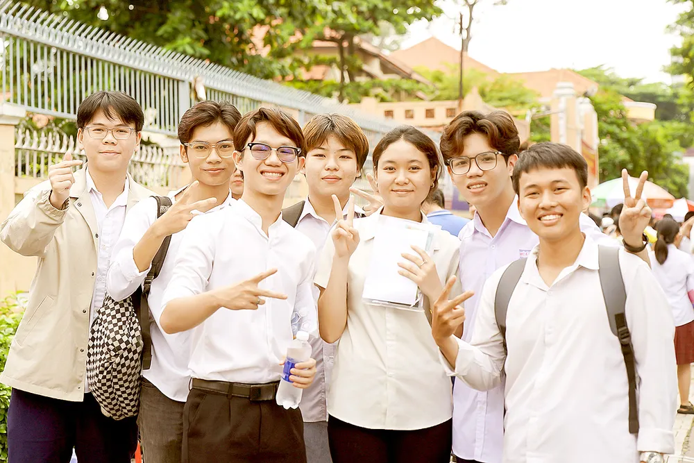 Thí sinh tại điểm thi Trường THPT chuyên Lê Hồng Phong (TPHCM) vui mừng sau khi kết thúc kỳ thi $5a.jpg