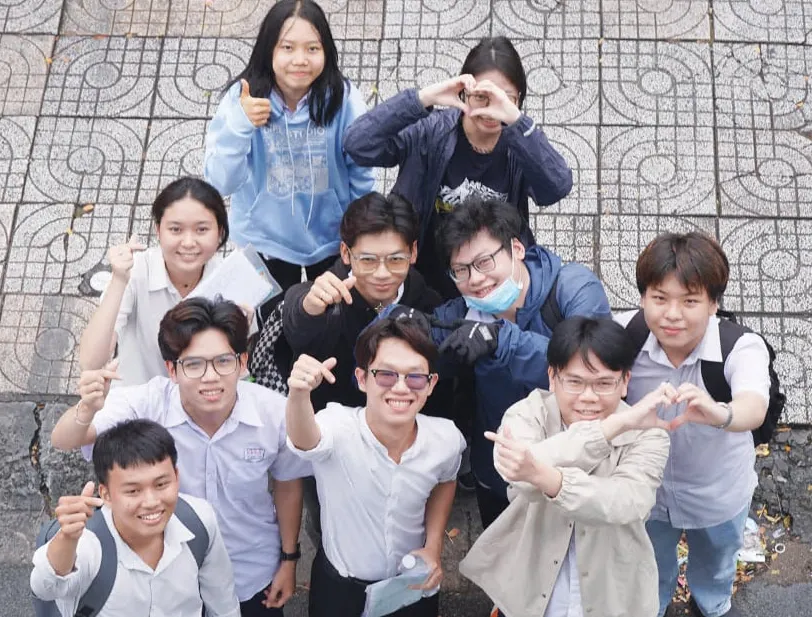Thí sinh thi tại điểm thi Trường THPT chuyên Lê Hồng Phong (TPHCM) tự tin sau khi kết thúc các môn thi tự chọn. Ảnh: HOÀNG HÙNG hoc.jpg