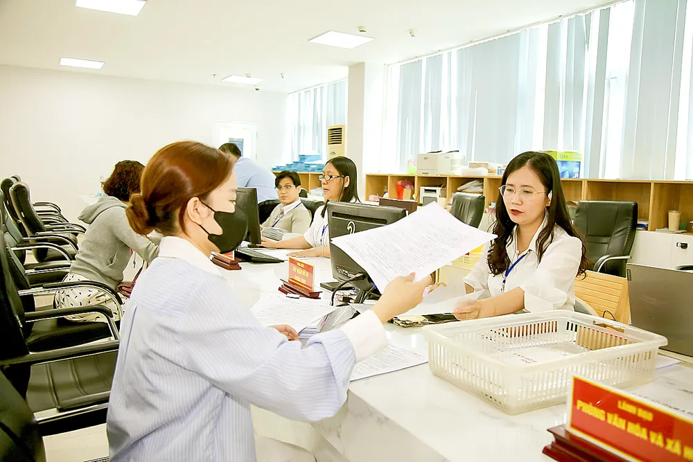 Cán bộ, công chức phường Xuân Hòa (TPHCM) giải quyết hồ sơ cho người dân trong những ngày cuối tháng 6 khi chạy thử mô hình chính quyền địa phương 2 cấp &5d.jpg