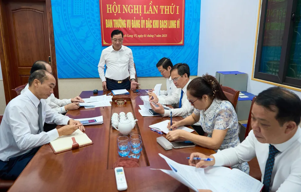 Hội nghị lần thứ nhất, Ban Thường vụ Đảng ủy Đặc khu Bạch Long Vĩ, sáng ngày 1-7. Ảnh: ĐỖ TRUNG B4c.jpg