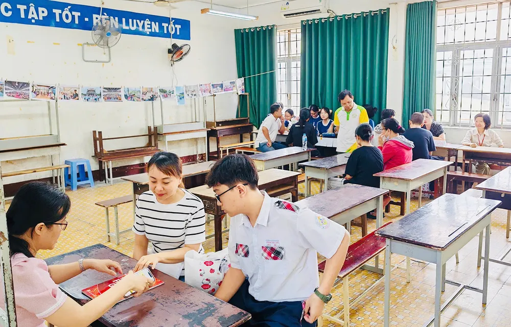 Phụ huynh và học sinh được tư vấn về môn học lựa chọn tại Trường THPT Nguyễn Công Trứ, phường Thông Tây Hội, TPHCM. Ảnh: THU TÂM D4c.jpg
