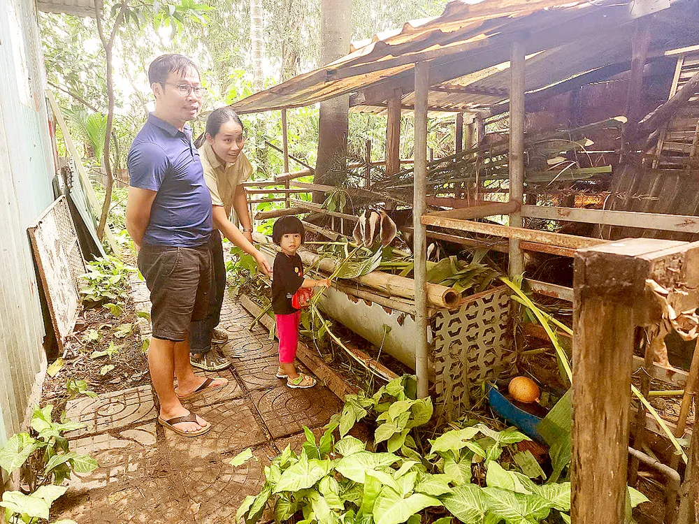 Một gia đình trải nghiệm mô hình chăn nuôi dê tại nông trại Tam Nông (phường An Phú Đông, TPHCM). Ảnh: ĐỨC TRUNG D1d.jpg