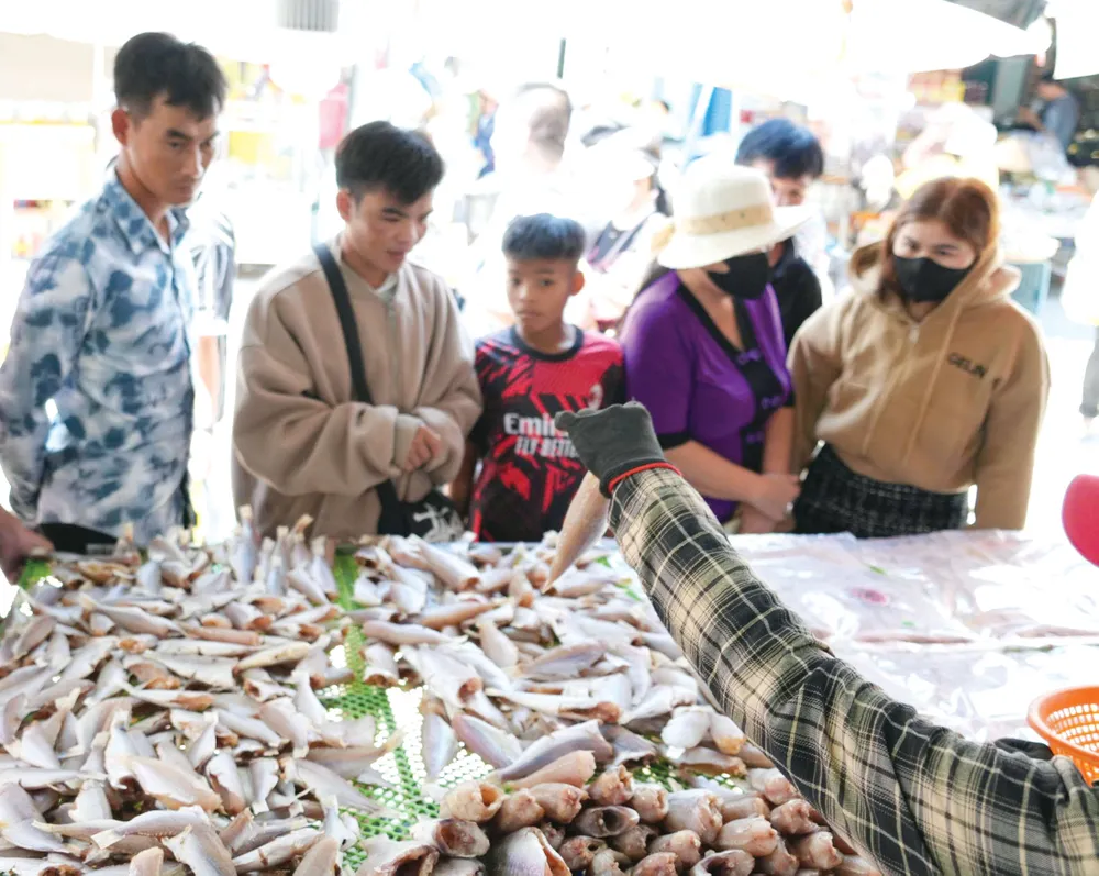 Du khách mua hải sản tại chợ Xóm Lưới, phường Vũng Tàu, TPHCM. Ảnh: Hoàng Hường H1a.jpg