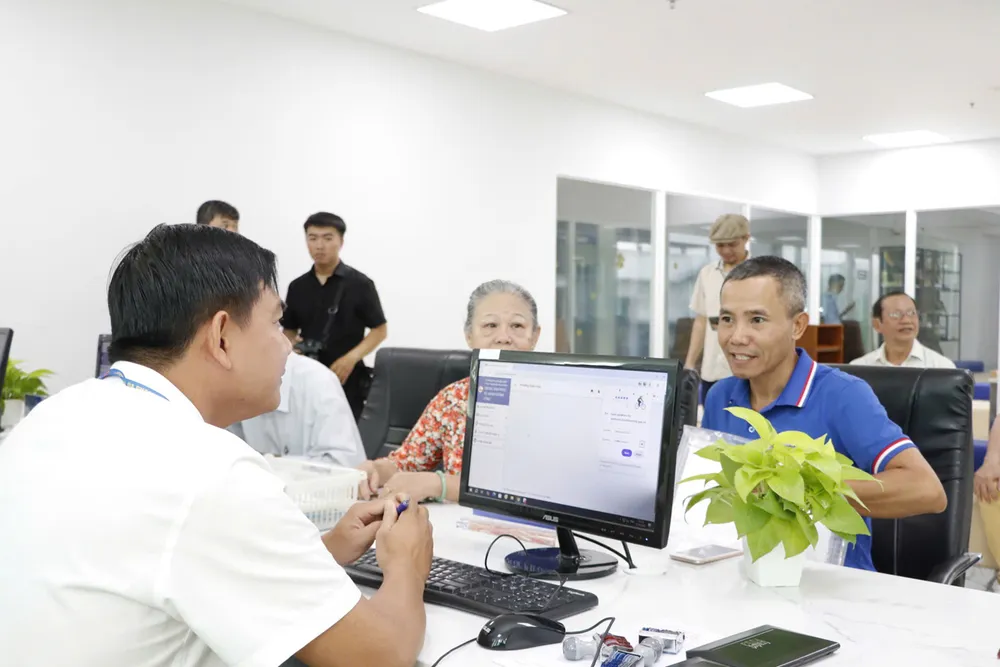 Công chức Trung tâm Phục vụ hành chính công phường Xuân Hòa (TPHCM) giải quyết hồ sơ thủ tục hành chính cho người dân trên cổng dịch vụ công H3a.jpg