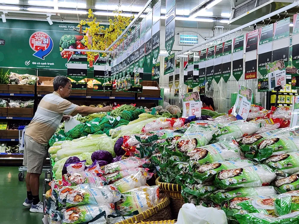 Người dân TPHCM lựa chọn thực phẩm trong một siêu thị. Ảnh: Giao Linh H4b.jpg