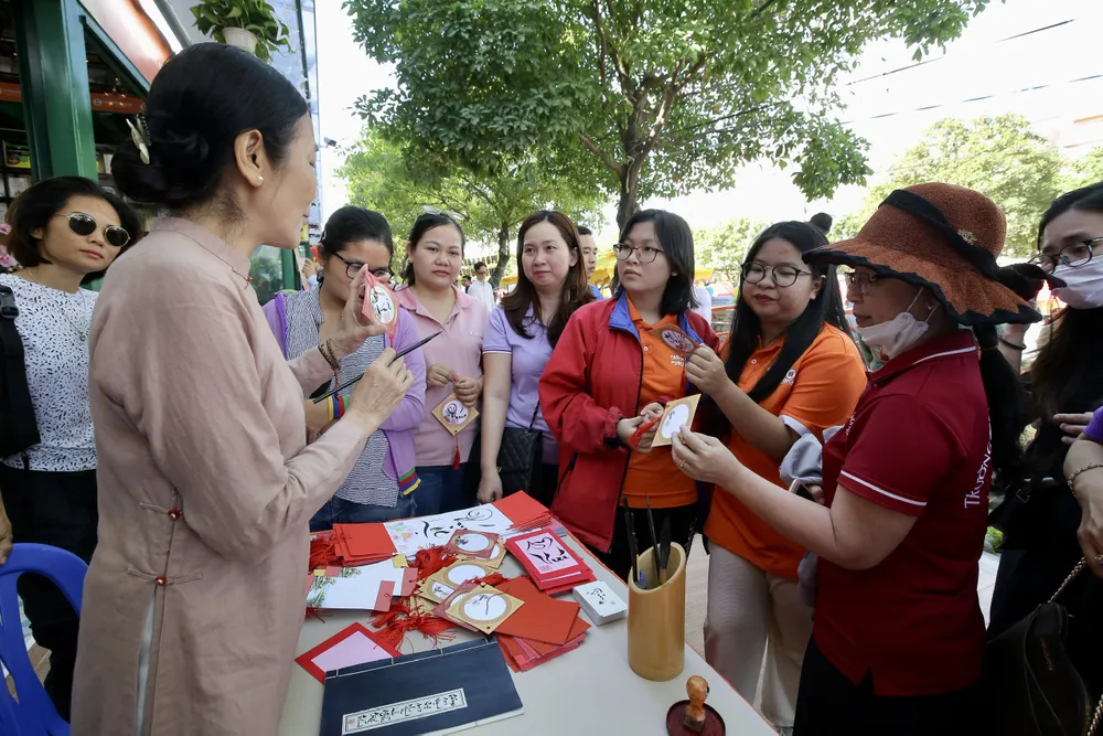 Giới thiệu các sản phẩm phái sinh từ sách tại một hội sách ở TPHCM. Ảnh: DŨNG PHƯƠNG H6A.jpg