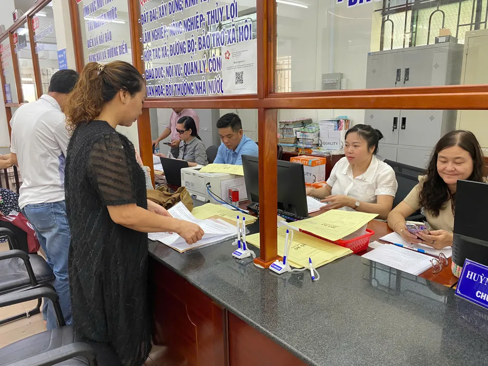 Người dân đến làm thủ tục tại Trung tâm Phục vụ hành chính công phường Vũng Tàu. Ảnh: PHÚ NGÂN J3a.jpg