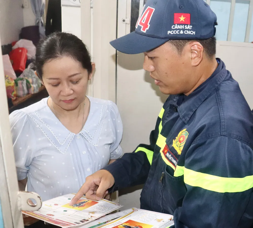 Lực lượng cảnh sát PCCC-CNCH tuyên truyền an toàn PCCC cho cư dân một chung cư tại TPHCM. Ảnh: CẨM TUYẾT P1a.jpg