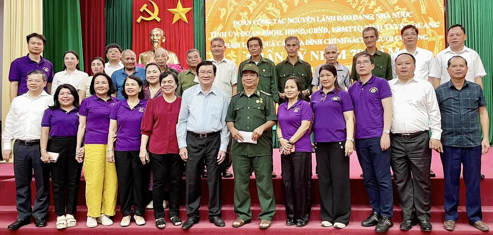 Nguyên Chủ tịch nước Trương Tấn Sang và nhóm thiện nguyện Chia sẻ - Sharing trao sổ tiết kiệm cho các cựu chiến binh P3a.jpg