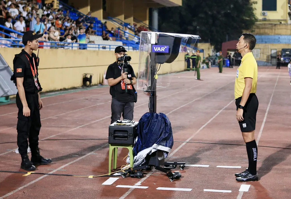 Công nghệ video hỗ trợ trọng tài (VAR) được áp dụng rộng khắp trên các sân ở V-League 2024-2025. Ảnh: Dũng Phương P6c.jpg