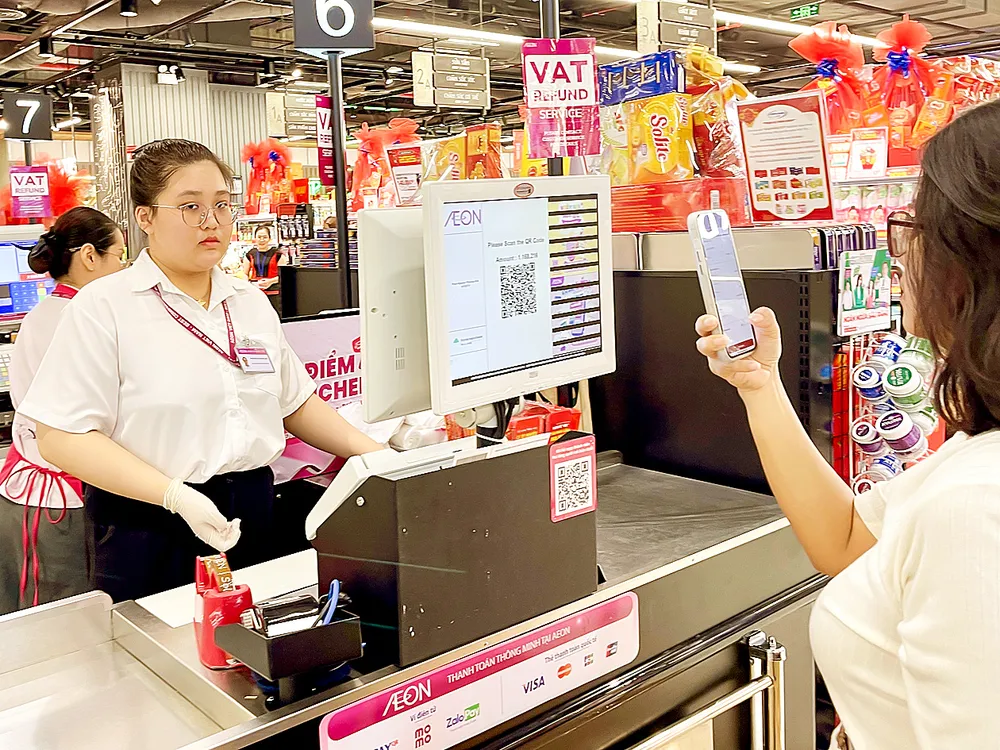 Thanh toán bằng mã QR tại siêu thị AEON phường Chánh Hưng, TPHCM. Ảnh: HOÀNG HÙNG R1f.jpg