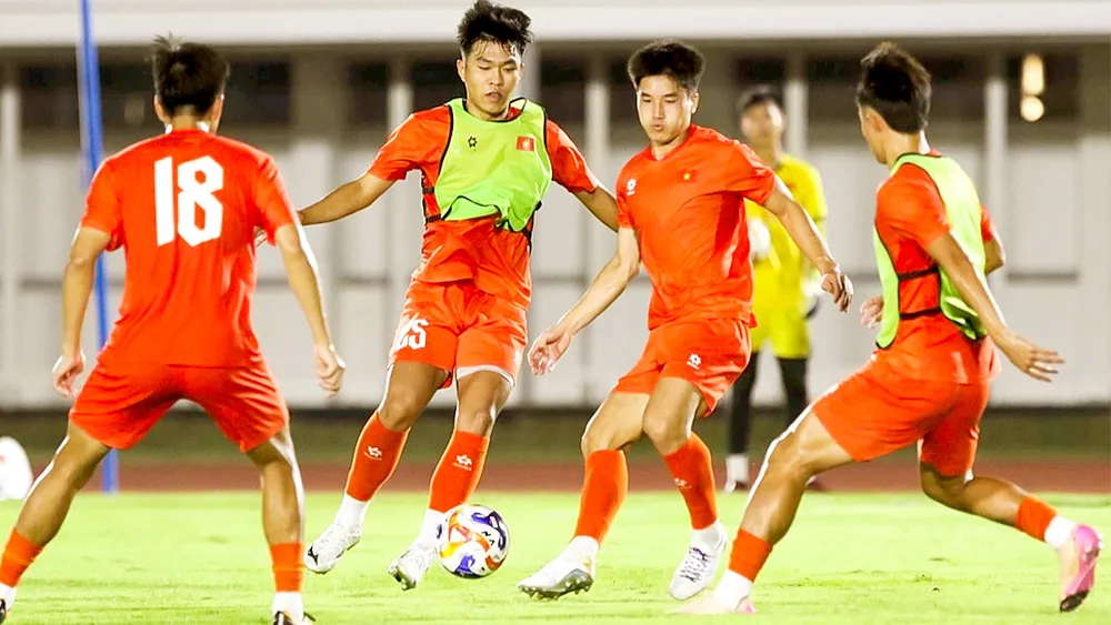 Các tuyển thủ U23 Việt Nam tập luyện trong ngày 17-7 ở Jakarta (Indonesia) R1h.jpg