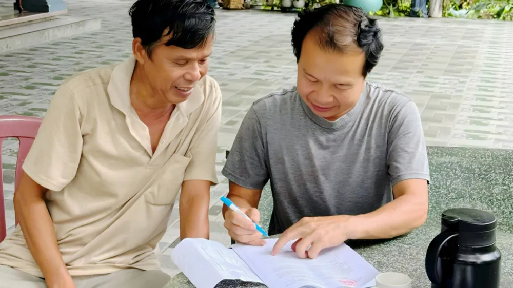 Cán bộ khu phố phường Bình Dương (TPHCM) đến tận nhà người dân phát phiếu lấy ý kiến về việc đổi tên khu phố R4a.jpg