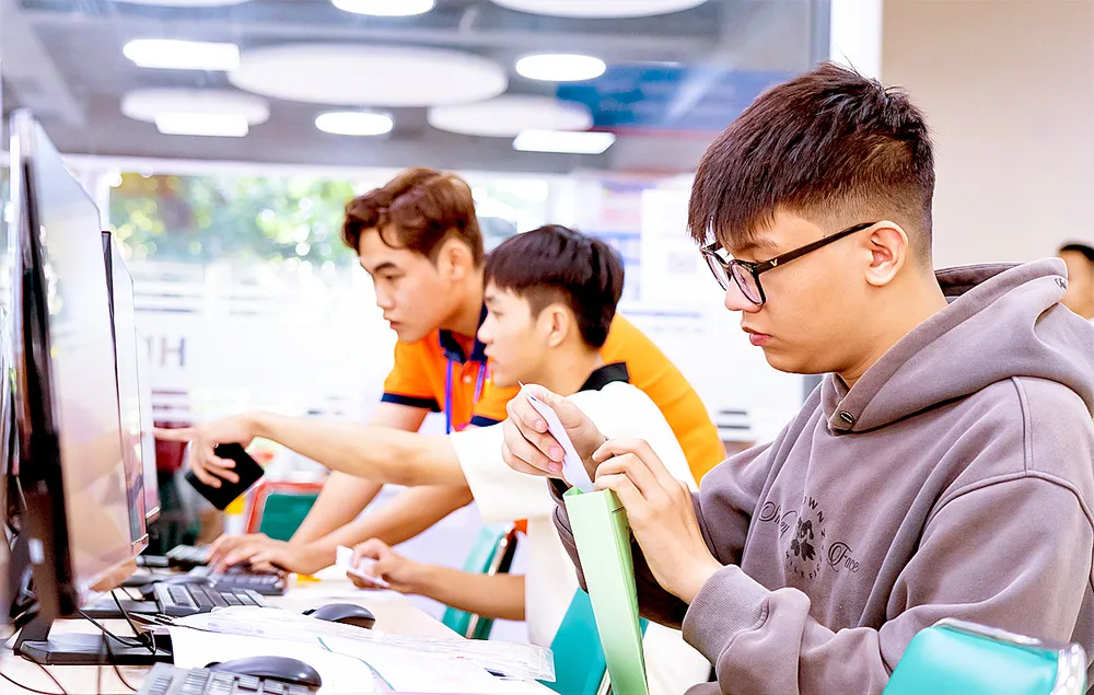 Cán bộ tuyển sinh hỗ trợ, hướng dẫn thí sinh đăng ký xét tuyển trên Hệ thống tuyển sinh của Bộ GD-ĐT. Ảnh: THANH HÙNG R4c.jpg