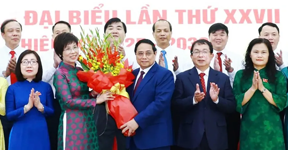 Thủ tướng Phạm Minh Chính chúc mừng Ban Chấp hành Đảng bộ TTXVN. Ảnh: VIẾT CHUNG R2a.jpg