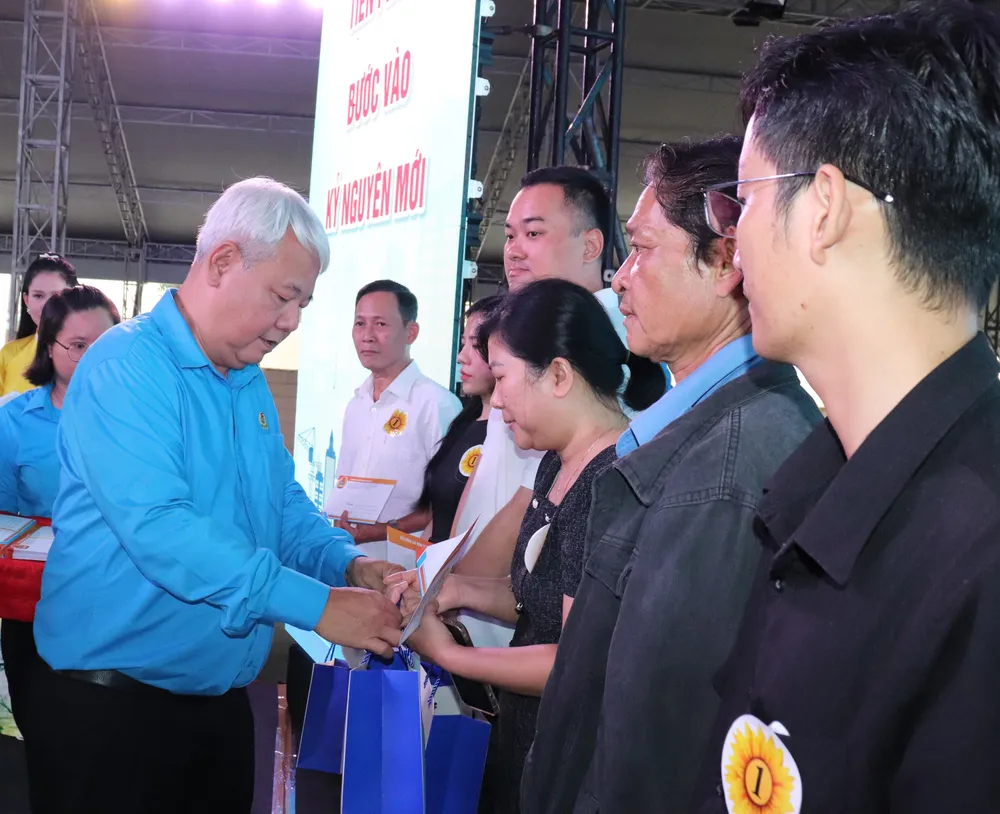 Phó Chủ tịch Thường trực LĐLĐ TPHCM Võ Khắc Thái trao quà chăm lo công nhân dịp Tháng công nhân năm 2025 V3a.jpg