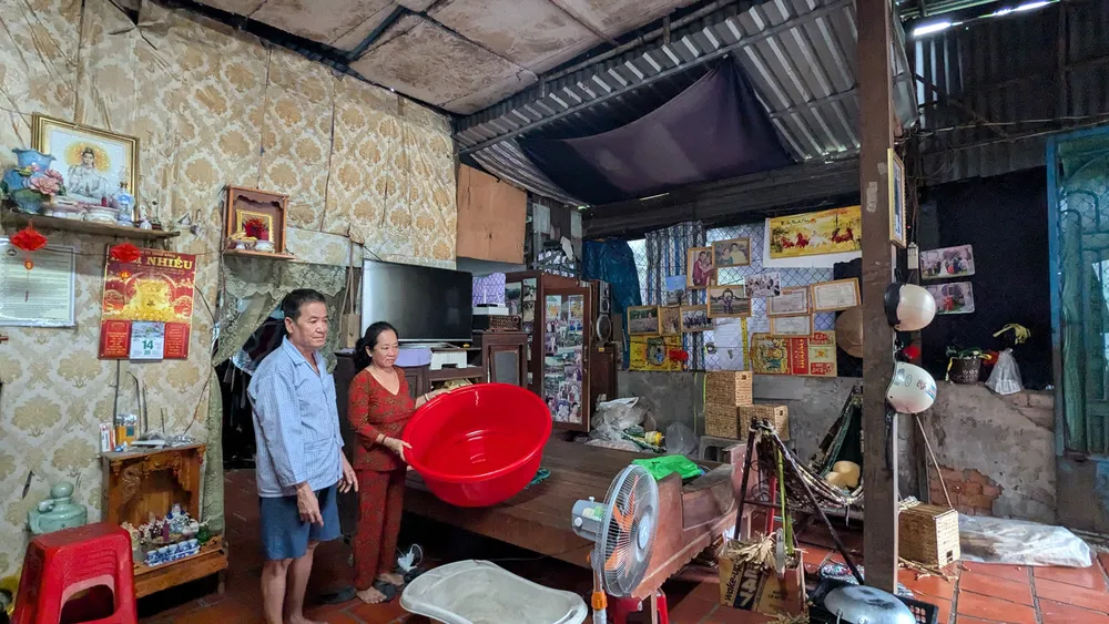 Căn nhà của ông Lê Phi Hùng xuống cấp, mưa dột khắp nơi V4b.jpg
