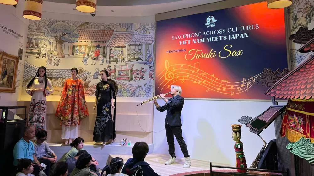 Nghệ sĩ saxophone Nguyễn Bảo Anh (Việt Nam) đã khiến khán giả đội mưa để thưởng thức phần trình diễn ngoài trời tại EXPO 2025 (Nhật Bản) V6a.jpg