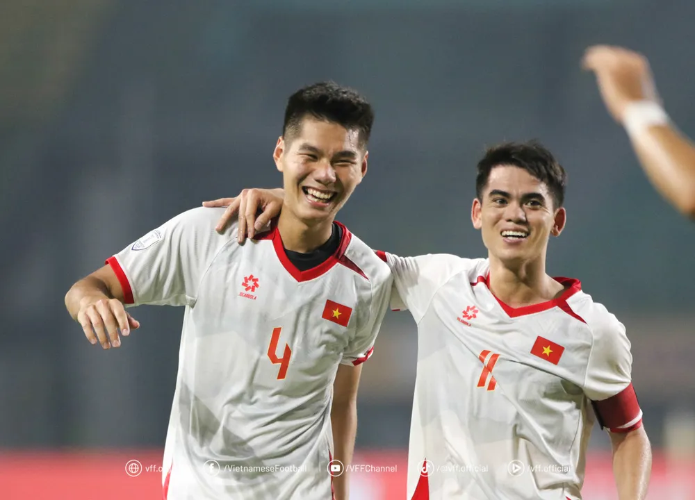 Hiểu Minh (4) và Văn Khang, những cầu thủ ghi bàn cho U23 Việt Nam ở trận gặp U23 Lào. Ảnh: Thanh Quốc V6b.jpg