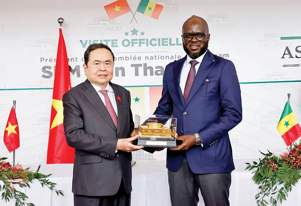 Chủ tịch Quốc hội Trần Thanh Mẫn và Chủ tịch Quốc hội Senegal Malick Ndiaye trao đổi tặng phẩm. Ảnh: TTXVN X10c.jpg