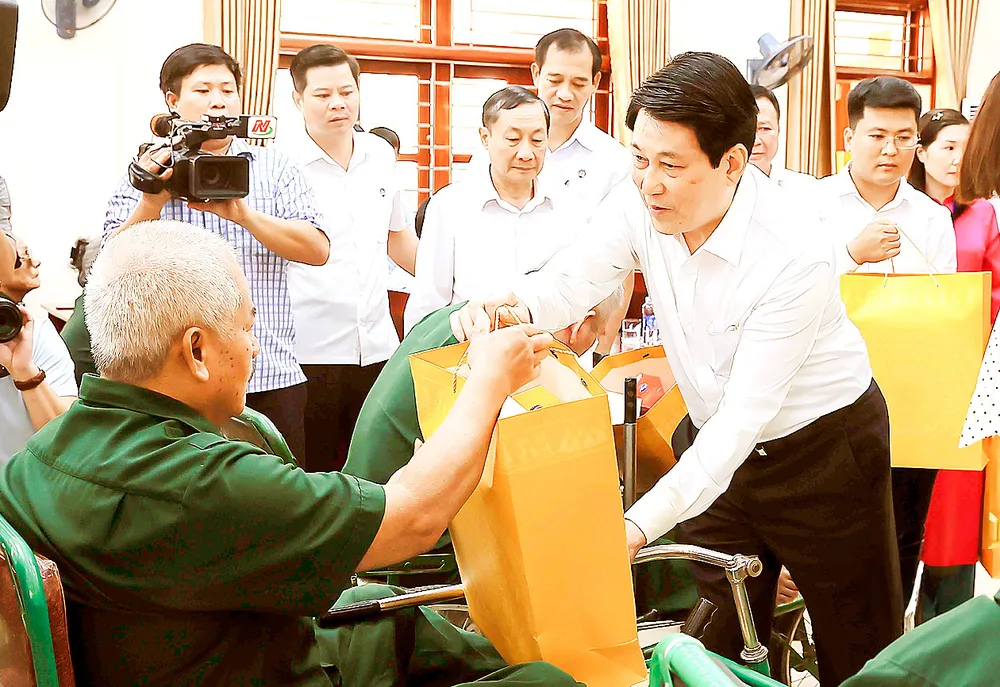 Chủ tịch nước Lương Cường tặng quà các thương binh. Ảnh: TTXVN X1a.jpg