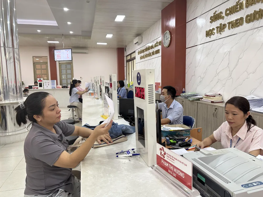 Người dân thực hiện các thủ tục về đất đai tại UBND phường Tân Bình, TPHCM X5C.jpg
