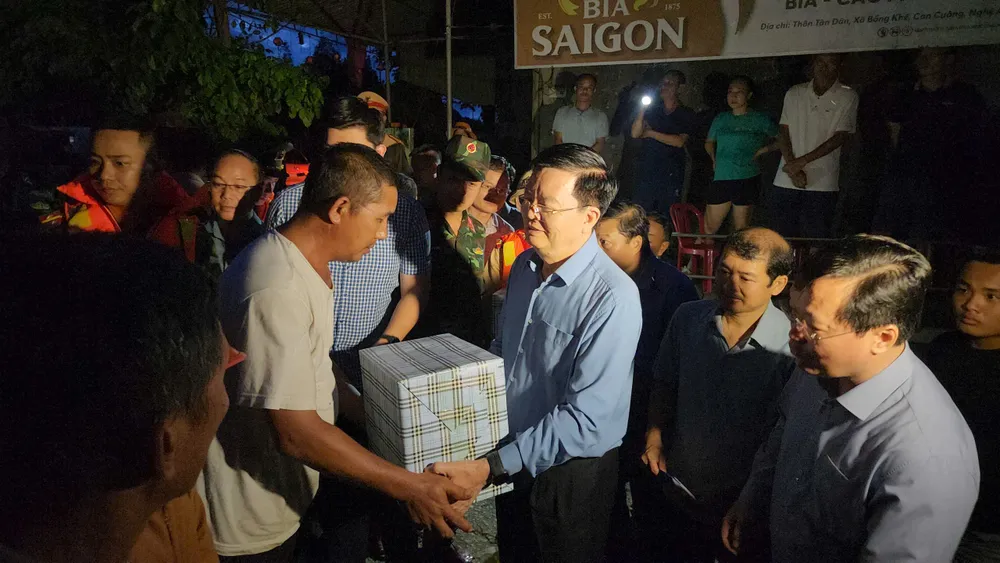 Vizepremierminister Mai Van Chinh überreicht Geschenke an Flutopfer in der Gemeinde Con Cuong in der Provinz Nghe An. Foto: Duy Cuong X9b.jpg