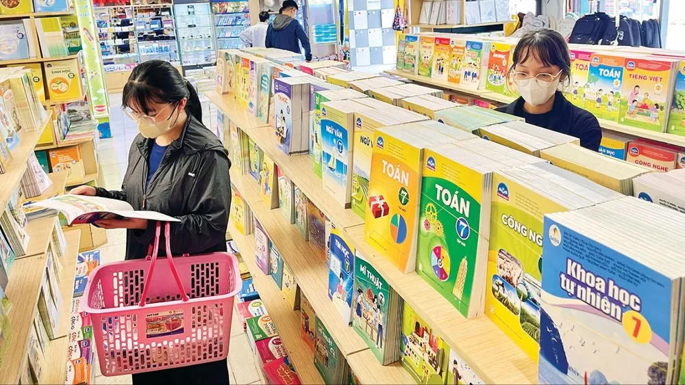 Học sinh mua sách giáo khoa tại nhà sách Minh Khai, phường Cầu Ông Lãnh, TPHCM. Ảnh: HOÀNG HÙNG %1e.jpg