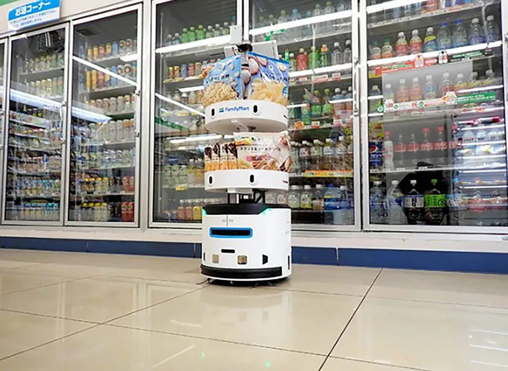 Robot dọn dẹp tại một cửa hàng của FamilyMart. Ảnh: TAKESHI SUEZAKI %8b.jpg