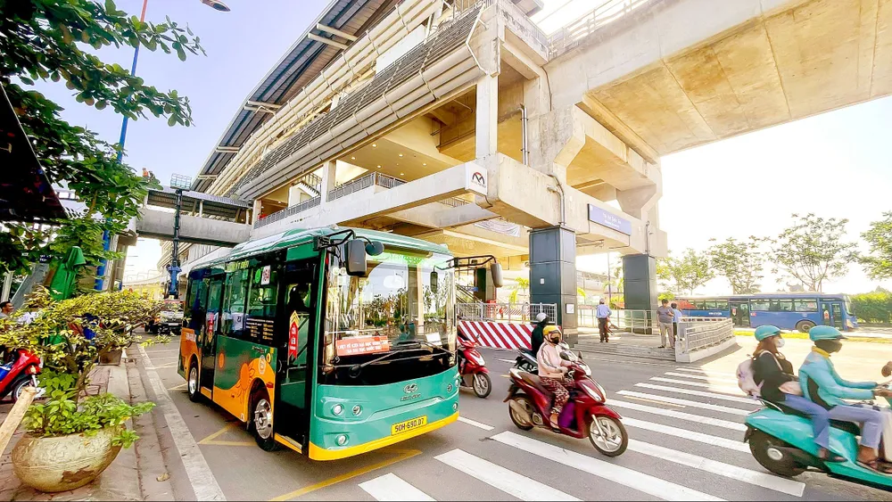 Xe buýt điện tuyến kết nối ga Đại học Quốc gia, phục vụ đưa đón hành khách đến tuyến metro số 1. Ảnh: HOÀNG HÙNG A1a.jpg