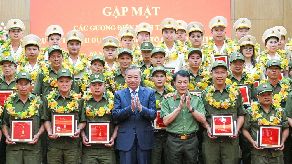 Tổng Bí thư Tô Lâm biểu dương các gương điển hình tiên tiến của Công an nhân dân, trong đó có Lực lượng bảo vệ an ninh ở cơ sở E3b.jpg