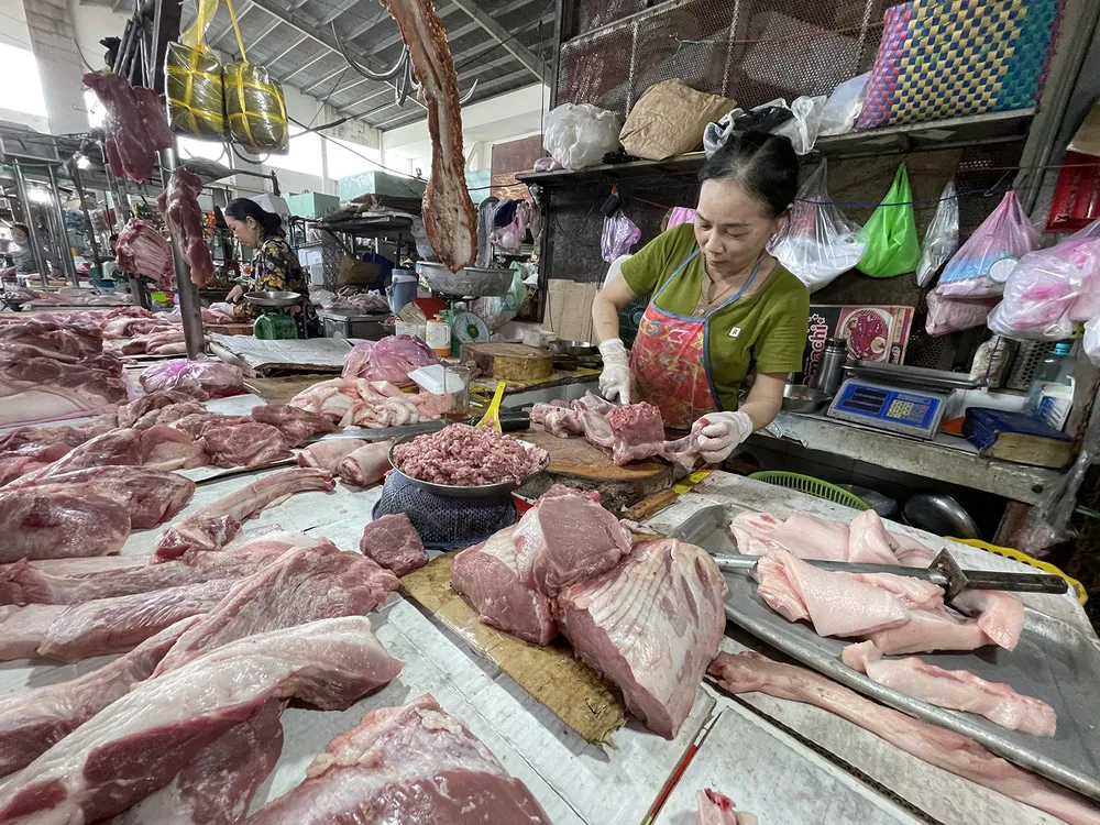 Tiểu thương bán thịt heo tại chợ Xóm Chiếu, phường Xóm Chiếu, TPHCM. Ảnh: Hoàng Hùng E5b.jpg