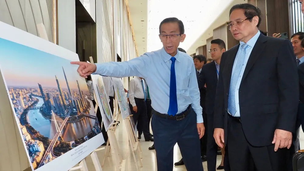 Thủ tướng Phạm Minh Chính nghe thuyết trình về dự án Không gian phát triển Trung tâm Tài chính quốc tế Việt Nam tại TPHCM. Ảnh: Hoàng Hùng G4b.jpg