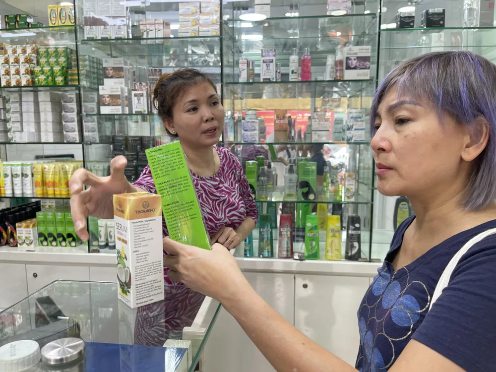 Người tiêu dùng kiểm tra thông tin nhãn mác, địa chỉ trên bao bì sản phẩm tại cửa hàng giới thiệu sản phẩm Thorakao, phường Bàn Cờ, TPHCM. Ảnh: Hoàng Hùng G5A.jpg