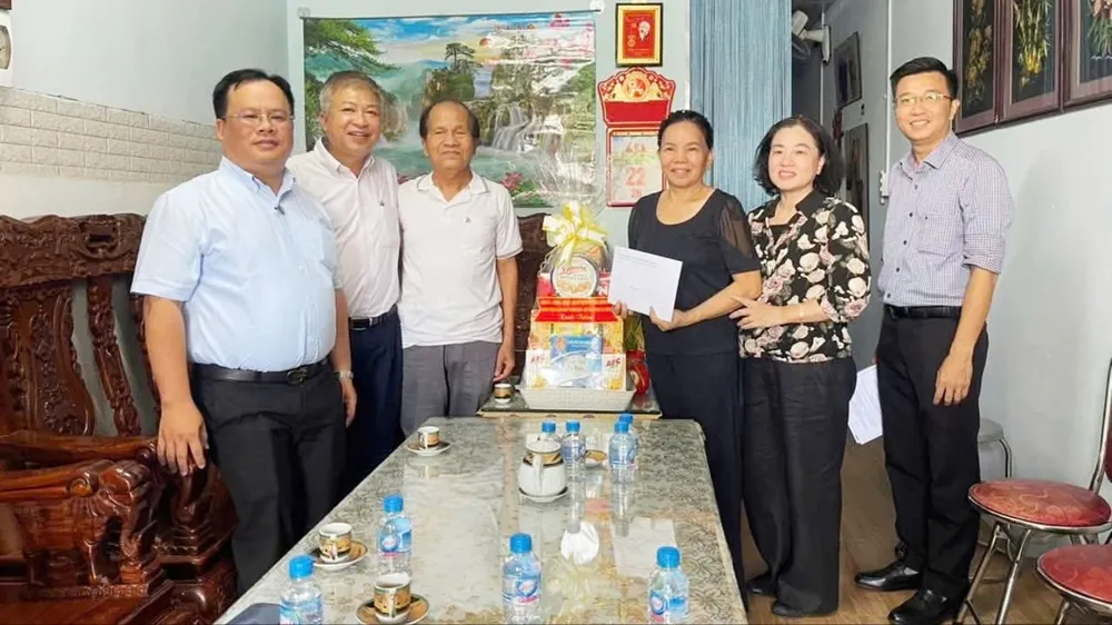 Bí thư Đảng ủy phường Bình Đông Võ Thành Khả (thứ 2 bên trái) thăm, tặng quà gia đình chính sách nhân kỷ niệm 78 năm Ngày Thương binh - Liệt sĩ M3b.jpg