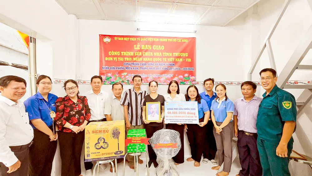 Niềm vui của bà Nguyễn Thu Hồng, ngụ đường Âu Dương Lân (phường Chánh Hưng, TPHCM) khi nhận căn nhà mới. Ảnh: THÁI PHƯƠNG H1a.jpg