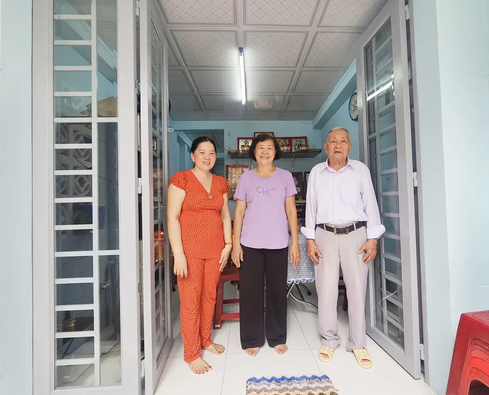Ông Nguyễn Văn Huệ, cựu chiến binh 87 tuổi, bên căn nhà vững chãi vừa được hỗ trợ sửa chữa. Ảnh: THU HOÀI M3a.jpg
