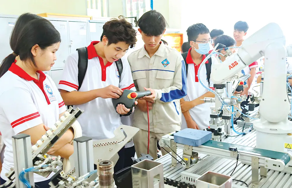 Học sinh được trải nghiệm một ngày làm sinh viên trước khi nhập học tại Trường Cao đẳng Kỹ thuật công nghệ Bà Rịa - Vũng Tàu. Ảnh: KHÁNH CHI O1c.jpg