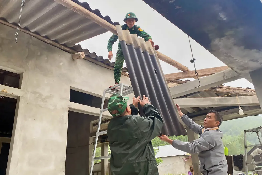 Cán bộ, chiến sĩ Đồn Biên phòng Vinh Hiền sửa chữa căn nhà dột nát cho gia đình ông Trần Thảo (thôn Mai Gia Phường, xã Phú Lộc, TP Huế) O3a.jpg
