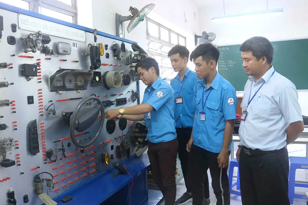 Sinh viên Trường Cao đẳng Việt Nam - Hàn Quốc Bình Dương trong giờ thực hành Công nghệ ô tô. Ảnh: HỒNG PHƯƠNG O4a.jpg
