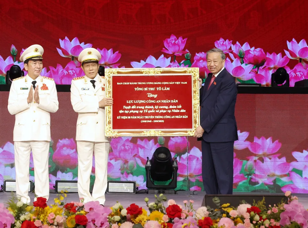 Tổng Bí thư Tô Lâm tặng bức trướng cho lực lượng Công an nhân dân. Ảnh: VIẾT CHUNG S5B.jpg