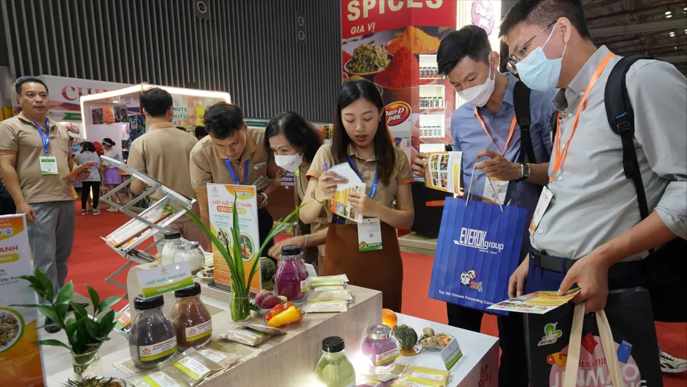 Doanh nghiệp tham quan tìm hiểu sản phẩm tại các gian hàng trong khuôn khổ triển lãm quốc tế ở Trung tâm Hội chợ và Triển lãm Sài Gòn (SECC), phường Tân Hưng, TPHCM. Ảnh: Hoàng Hùng chu de.jpg