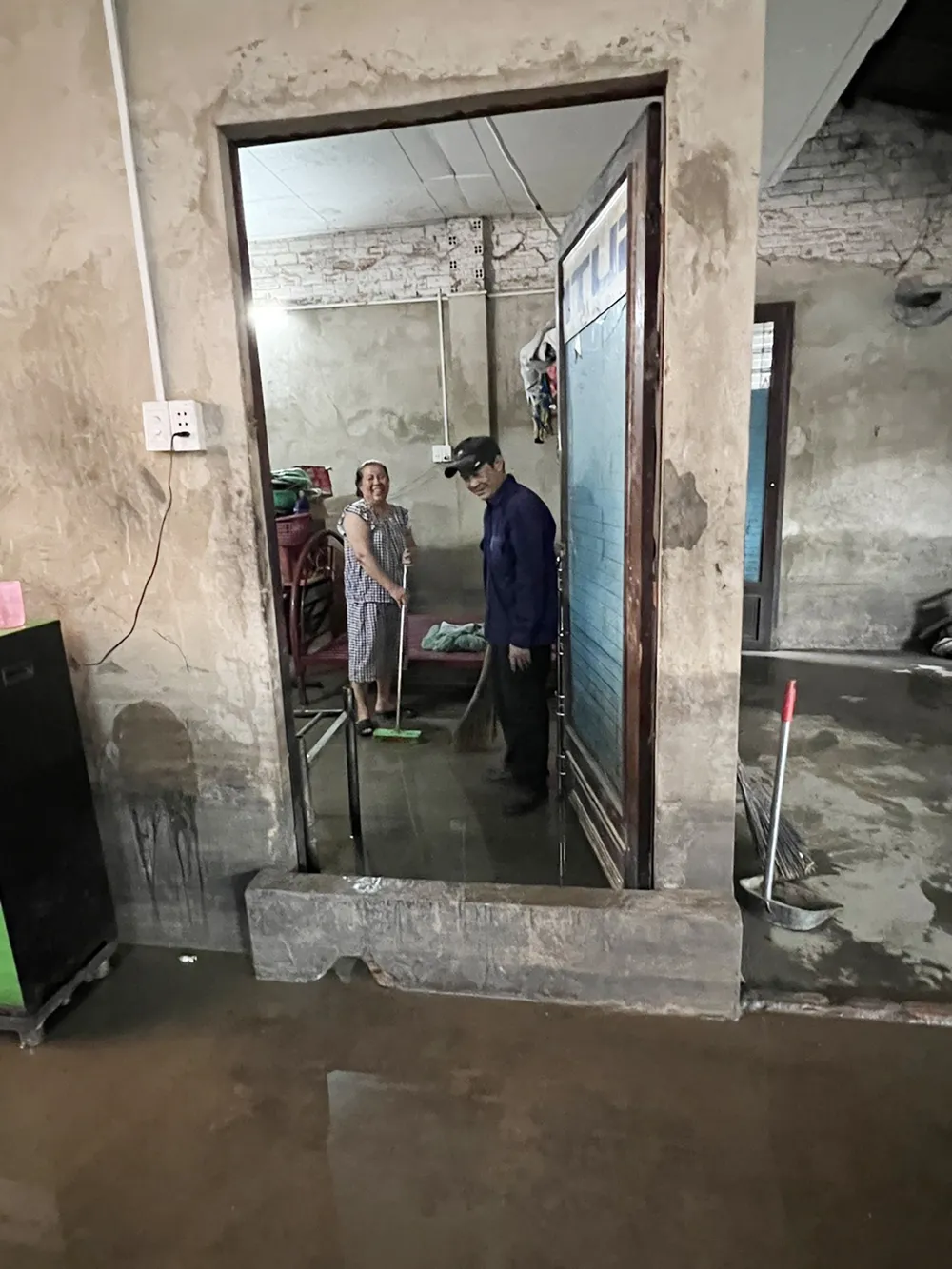 Người dân tát nước, quét dọn nhà cửa sau mỗi cơn mưa U4c.jpg