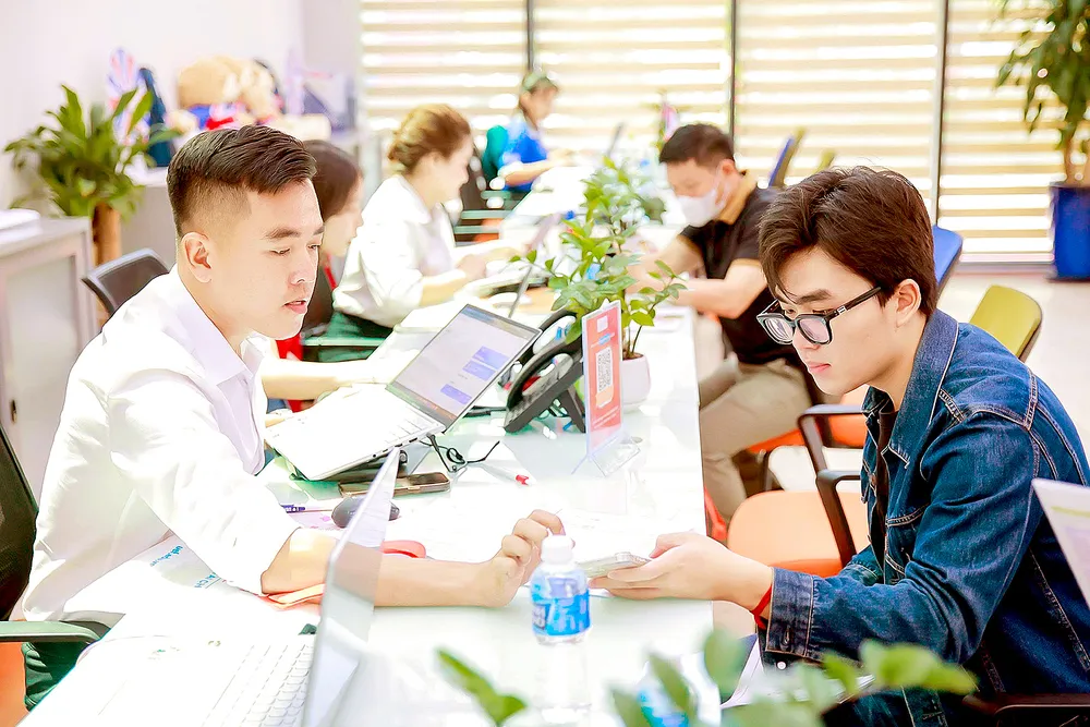 Thí sinh tìm hiểu thông tin đăng ký xét tuyển tại Trường ĐH Kinh tế - Tài chính TPHCM. Ảnh: THANH HÙNG U4d.jpg