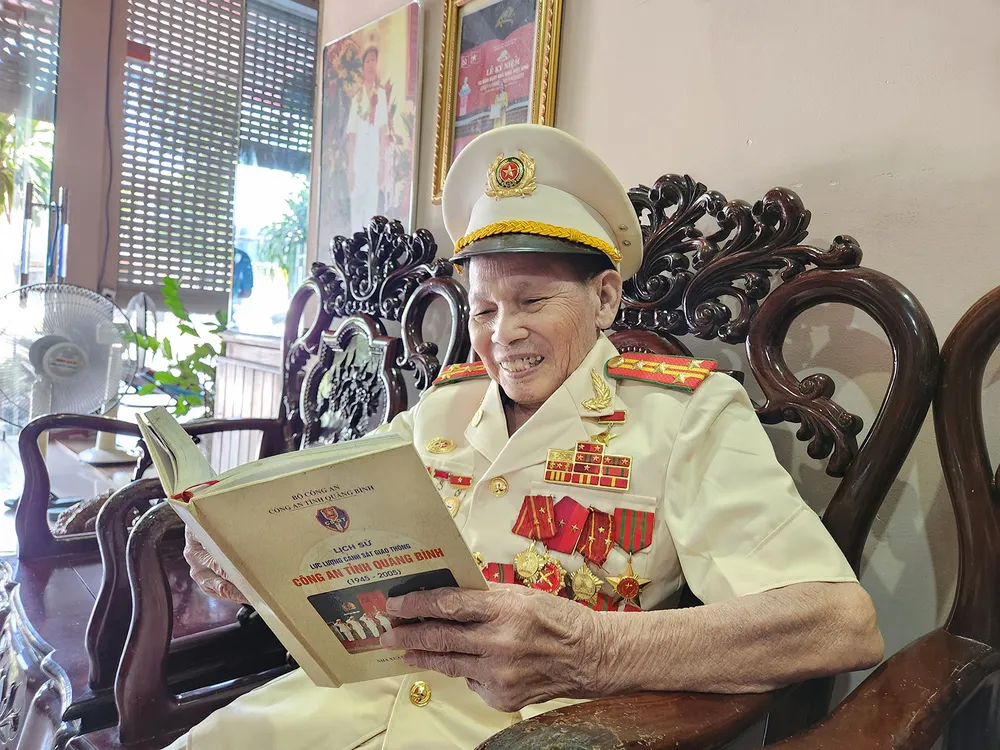 Đại tá - Anh hùng lực lượng vũ trang Nguyễn Tri Phương lần giở từng lớp ký ức của hơn nửa thế kỷ. Ảnh: Giao Linh U5a.jpg