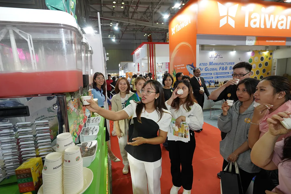 Doanh nghiệp tìm hiểu sản phẩm tại một triển lãm quốc tế ở Trung tâm Hội chợ và Triển lãm Sài Gòn (SECC), phường Tân Hưng, TPHCM. Ảnh: Hoàng Hùng U5b.jpg
