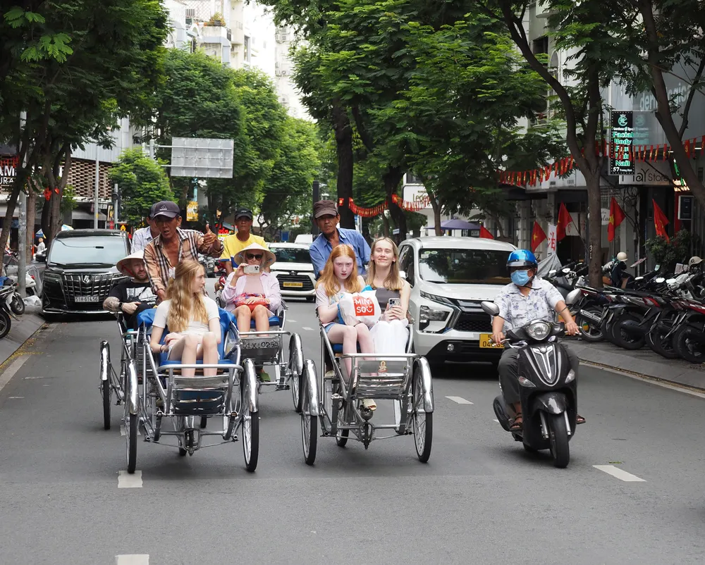 Du khách trải nghiệm tham quan đường phố bằng xe xích lô trên đường Trương Định, phường Bến Thành, TPHCM. Ảnh: Hoàng Hùng !4a.jpg