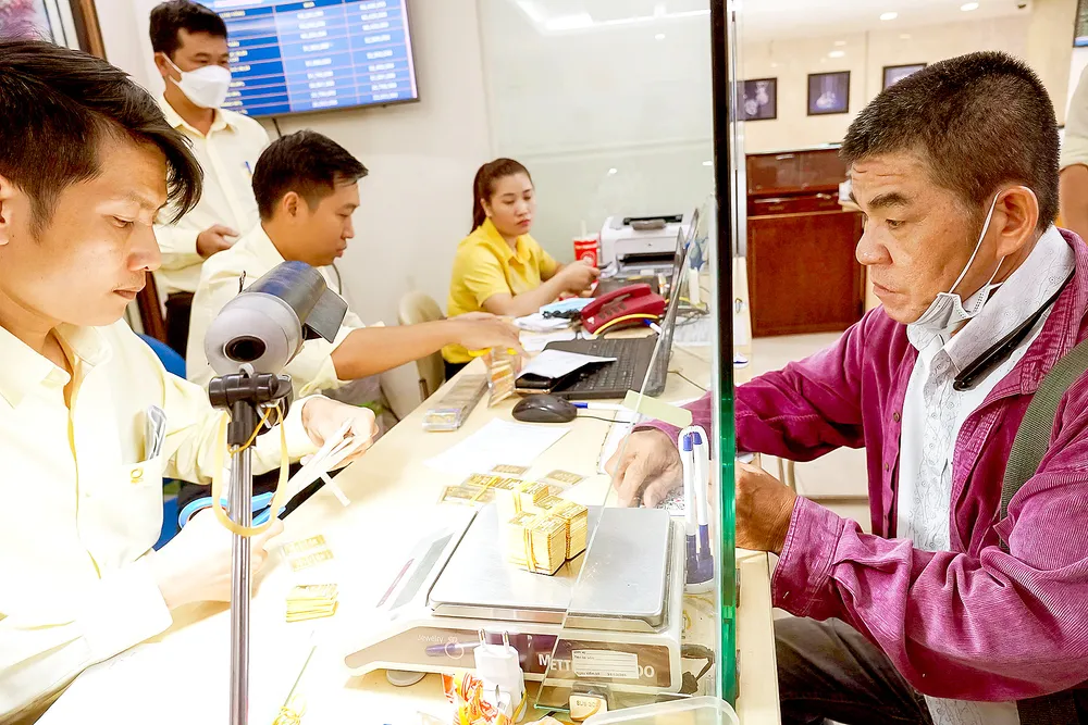 Giao dịch vàng miếng tại Công ty cổ phần Vàng bạc Đá quý SJC trên đường Nguyễn Thị Minh Khai, phường Bàn Cờ, TPHCM. Ảnh: HOÀNG HÙNG !1d.jpg