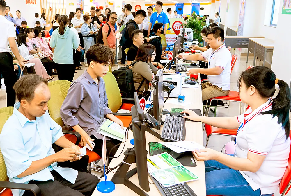 Thí sinh, phụ huynh làm thủ tục nhập học tại Trường ĐH Công nghệ TPHCM. Ảnh: THANH HÙNG !1f.jpg